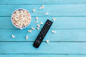 tv-afstandsbediening popcorn. mooi fotoconcept van hoge kwaliteit en resolutie