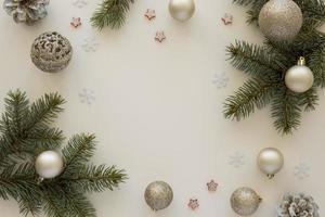 bovenaanzicht natuurlijke dennennaalden en kerstbollen. mooi fotoconcept van hoge kwaliteit en resolutie foto