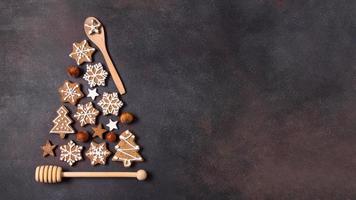 bovenaanzicht kerstboom vorm gemaakt peperkoek koekjes keukengerei met kopie ruimte. mooi fotoconcept van hoge kwaliteit en resolutie