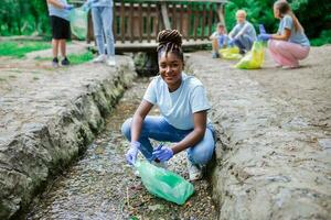 vrouw met de hand plukken bijeenkomst omhoog vuilnis plastic rietjes vuilnis van de rivier- Bij de park. wereld milieu dag.omgeving concept. foto