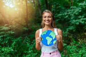 vrouw activist Holding planeet aarde poster in bossen, milieu verontreiniging concept. foto