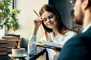 bedrijf Mens en vrouw zittend in een restaurant ontbijt communicatie werk foto