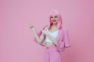 mooi jong vrouw helder bedenken roze haar- aantrekkingskracht monochroom schot ongewijzigd foto