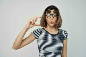 mooi vrouw met bril gestreept t-shirt zomer mode foto