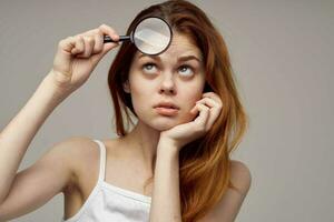 roodharig vrouw in een wit t-shirt puistjes Aan de gezicht detailopname foto