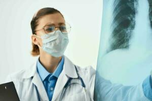 vrouw dokter medisch masker wit jas werk professioneel ziekenhuis foto