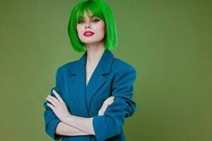 mooi jong vrouw aantrekkingskracht groen pruik rood lippen blauw jasje groen achtergrond ongewijzigd foto