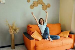 portret van een vrouw ontspannende Bij huis in de kamer Aan de bankstel interieur levensstijl foto