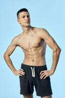 halfnaakt Mens in shorts gemotiveerd omhoog torso bodybuilder geschiktheid model- foto
