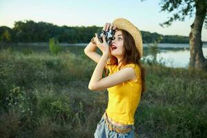 vrouw foto's natuur vervelend hoed rood lippen vers lucht levensstijl foto