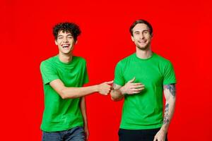 gelukkig vrienden in groen t-shirts met emoties communicatie studio foto