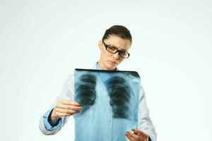 vrouw dokter in wit jas geneeskunde röntgenstraal examen foto