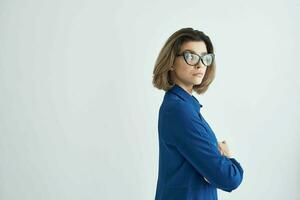 vrouw in blauw overhemd vervelend bril elegant stijl zelfvertrouwen studio foto