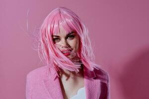 portret van een charmant dame modern stijl roze haar- rood lippen mode studio model- ongewijzigd foto