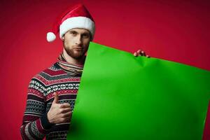 vrolijk Mens in nieuw jaar kleren reclame kopiëren ruimte rood achtergrond foto