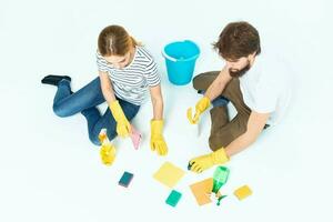 jong paar het wassen vloeren schoonmaak benodigdheden schoonmaak samen huiswerk foto