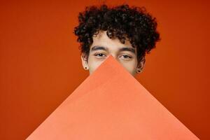 vrouw Mens met gekruld haar- Holding een poster in zijn handen studio detailopname foto