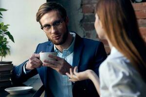 jong paar in een cafe werk collega's communicatie pret vrije tijd ontbijt foto