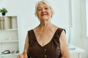 emotioneel oud vrouw met een gips Aan haar arm vaccin paspoort immuniteit bescherming foto