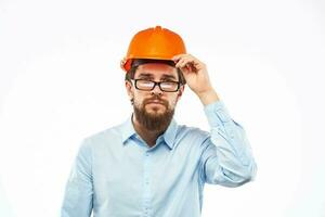 bedrijf Mens in oranje helm overhemd bouw veiligheid professionals foto