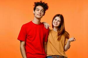 grappig vent en meisje in veelkleurig t-shirts modern stijl mode foto