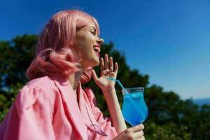 vrolijk vrouw drinken een cocktail Aan de terras gelukkig vrouw ontspannende foto