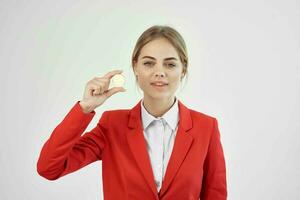 vrouw in een rood jasje goud munt bitcoin geïsoleerd achtergrond foto