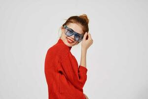 mooi vrouw modieus blauw bril poseren studio pret model- foto