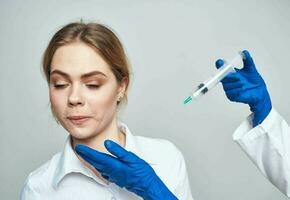 bang vrouw en injectiespuit in de handen van de dokter schok emoties model- foto