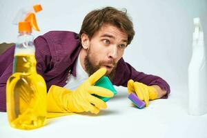 Mens wasmiddel verdieping schoonmaak professioneel huiswerk onderhoud foto