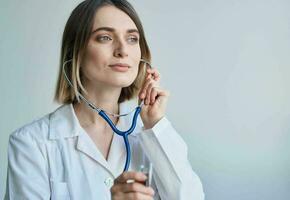 vrouw met professioneel stethoscoop dokter in medisch japon in helder kamer foto