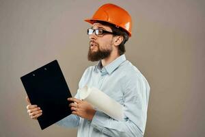 ingenieur in een oranje helm overhemd veiligheid professioneel onderhoud beige achtergrond foto