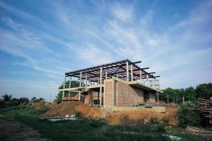 landschap van huis in aanbouw met heldere hemel foto