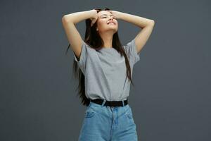 mooi vrouw in een t-shirt en jeans poseren jeugd stijl geïsoleerd achtergrond foto