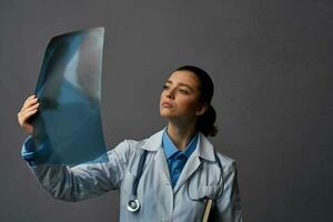 vrouw dokter röntgenstraal nemen een opvolgen japon Gezondheid professioneel baan foto