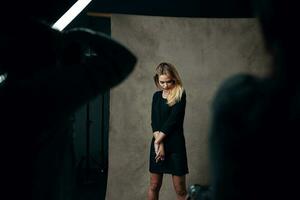blond meisje in studio poseren voor fotograaf mode levensstijl foto