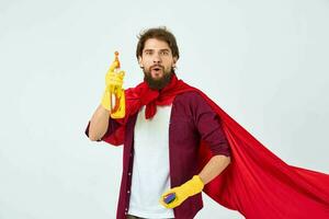 Mens met wasmiddel in handen rood regenjas professioneel onderhoud werk foto