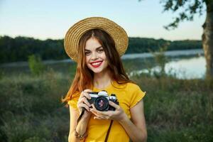 vrouw fotograaf rood lippen camera natuur zomer hobby foto