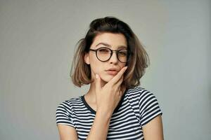 vrouw in een gestreept t-shirt modern stijl kapsel foto