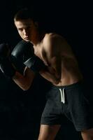 bodybuilder vervelend boksen handschoenen zwart achtergrond bijgesneden visie sport foto
