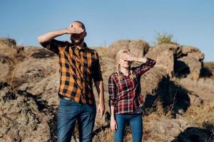 jongen en meisje in gekooide overhemden en trekkingschoenen foto