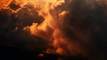 bewolkt wolk met oranje en wit licht foto