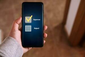 zakenvrouw goedkeuren document en project Aan smartphone. evaluatie het formulier. klant steun. vragenlijst, quiz, goedkeuring en aanvaarding concept. foto
