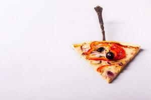 stuk van vegetarisch pizza met champignons en olijven Aan een wit achtergrond foto