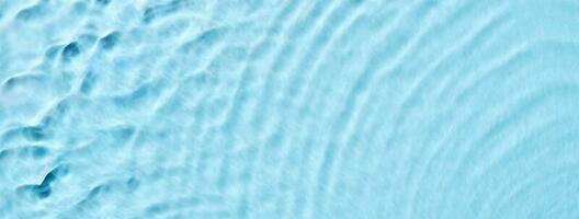 kunstmatig vochtinbrengende crème micellair water. abstract transparant vloeistof golvend spandoek. zacht focus foto