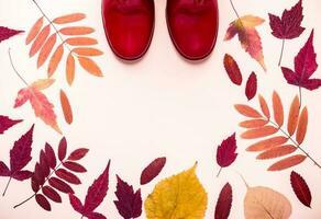 veelkleurig herfst bladeren kader en rood rubber laarzen. Hallo, herfst concept foto