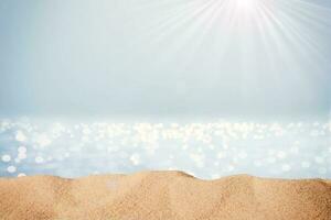 wazig zee achtergrond met zand en zonlicht. backdrop voor reclame zomer reizen en zon bescherming producten foto