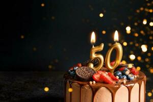 chocola verjaardag taart met bessen, koekjes en aantal vijftig gouden kaarsen Aan zwart achtergrond, kopiëren ruimte foto