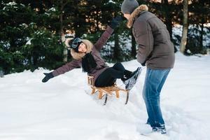 jongen en meisje buiten op een winterwandeling sneeuwballen spelen foto