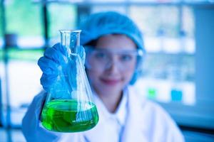 Aziatische jonge vrouwen wetenschapper laboratorium testen en analyse chemische stof in het laboratorium foto